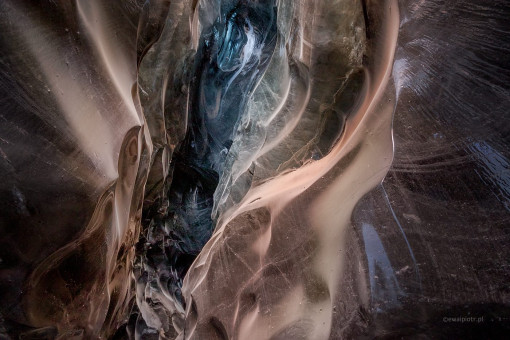 W lodowej jaskinii, Islandia