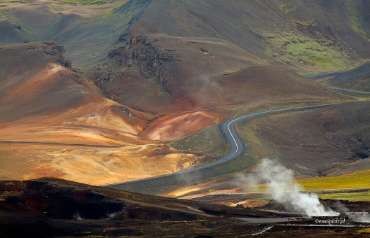 Droga wśród wzgórz Hverir, Islandia