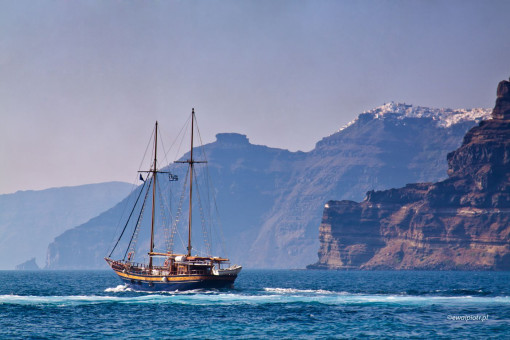 Żaglowiec pod urwiskiem, Santorini