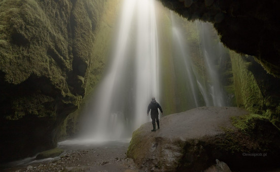 Wodospad w jaskini, Islandia