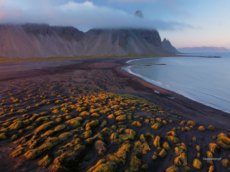 Czarna plaża Stokksness o zachodzie, Islandia