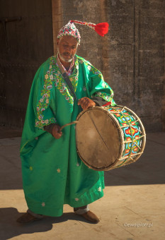 Grający na bębnie, Maroko