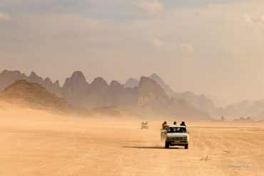 Samochodem przez Wadi Rum, Jordania