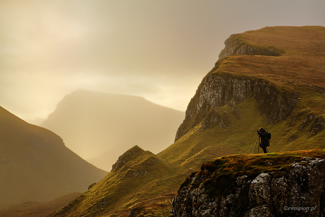 Fotograf w górach Quiraing, fotowyprawa faq, Szkocja, warsztaty fotograficzne