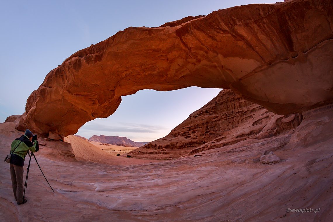 Fotograf pod skalnym łukiem, Jordania, co to jest fotowyprawa