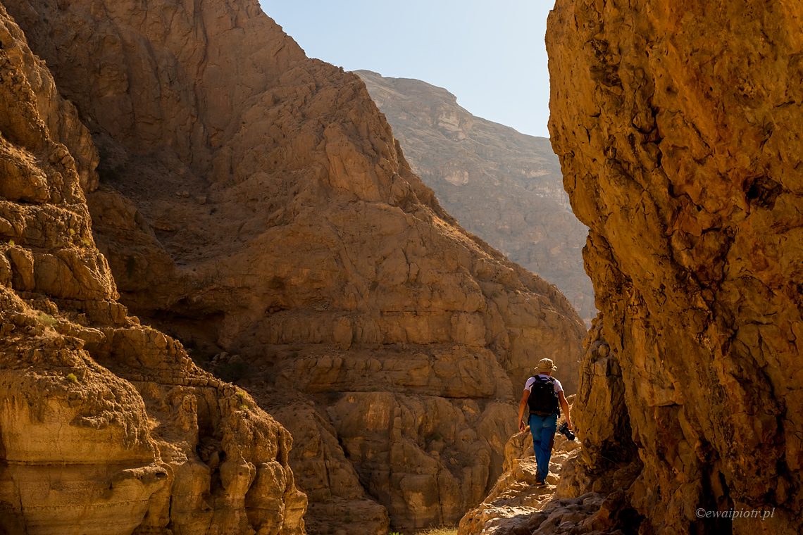 Fotograf w skalnym wąwozie, Oman, jakie warsztaty fotograficzne