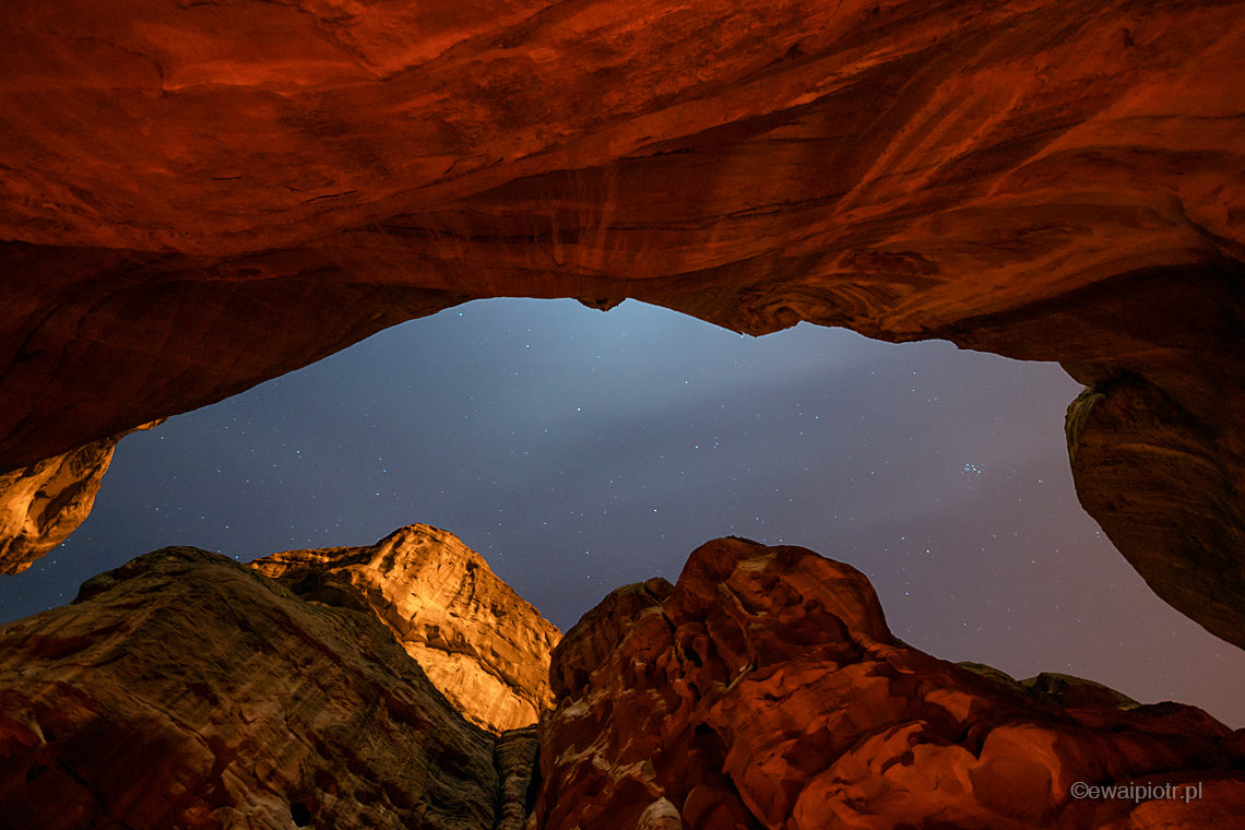 Gwiazdy nad wąwozem Siq, Petra w Jordanii, warsztaty fotograficzne
