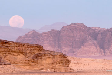 Zachód Księżyca nad pustynią Wadi Rum, fotowyprawa do Jordanii