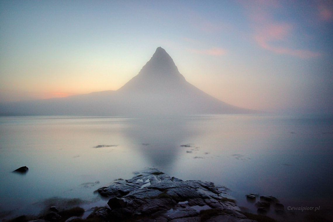 Góra Kirkjufell we mgle, Islandia, wyprawa fotograficzna
