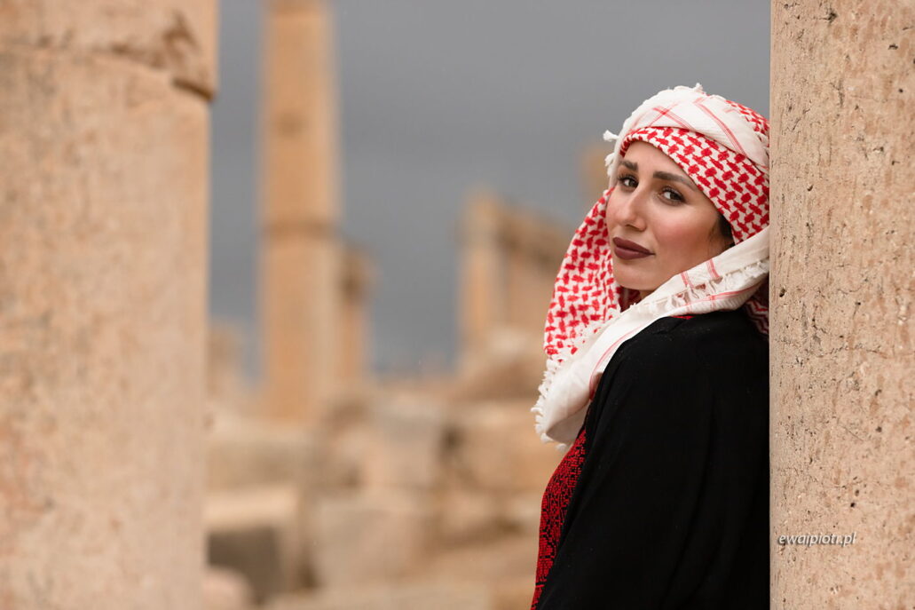 Dziewczyna i kolumny, Dżerasz, Jordania, fotowyprawa, portret, Jordanka, arabska modelka