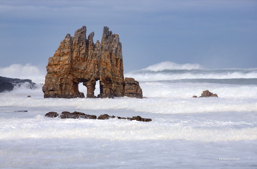 Maska Saurona, czyli co się dzieje na baskijskim wybrzeżu