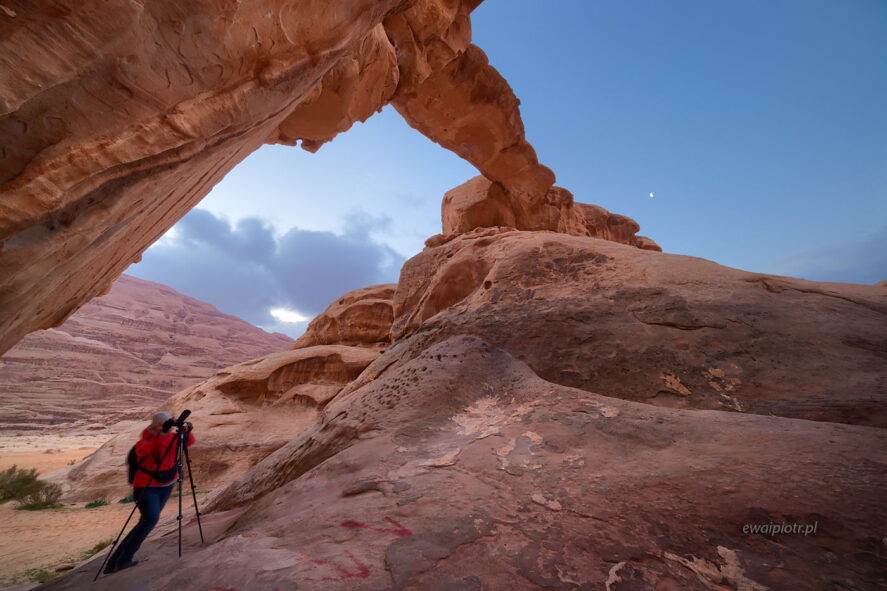 Most skalny na pustyni Wadi Rum, Jordania