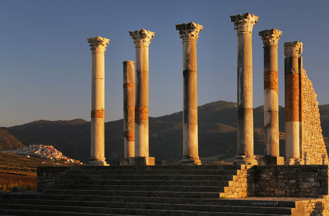 Wieczór w Volubilis, Maroko, rzymskie ruiny, kolumny, wyprawa fotograficzna