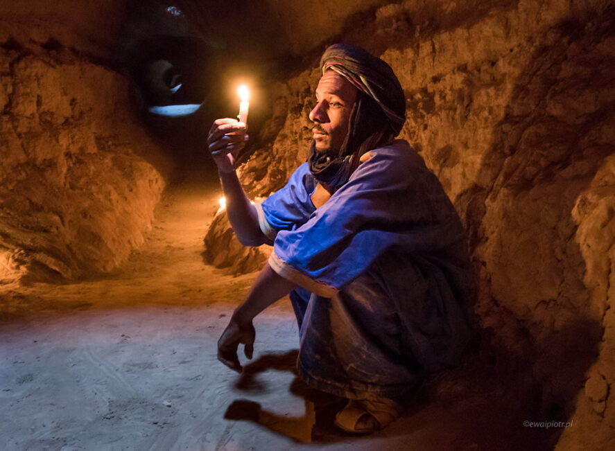 Spotkanie w kanacie, Maroko, Marokańczyk ze świecą, fotowyprawa, w podziemnym kanale