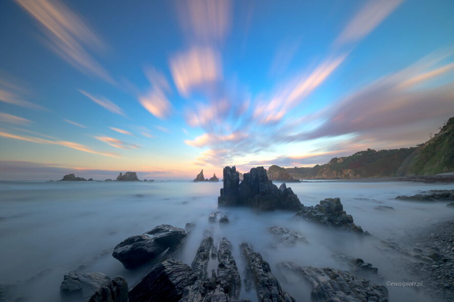 Zachód na wybrzeżu Biskajów, Hiszpania, długa ekspozycja, rozmyte chmury, Hiszpania