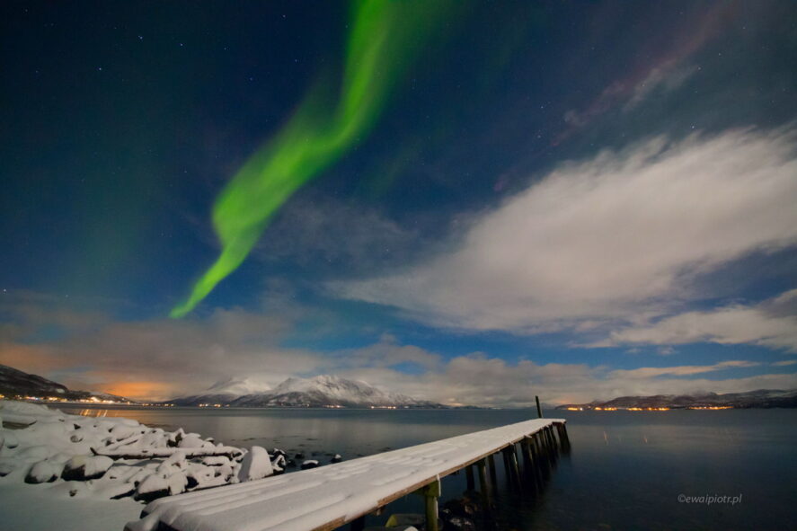 Pomost w śniegu i zorza, Norwegia, fotowyprawa