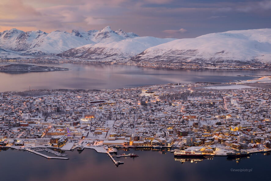 Ośnieżone Tromso z lotu ptaka, Norwegia, wyprawa fotograficzna