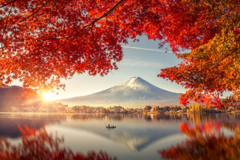 Góra Fuji i jesienne liście, Japonia, wyprawa fotograficzna, odbicie w wodzie, jesień, warsztaty fotograficzne, łódka na jeziorze pod górą Fuji