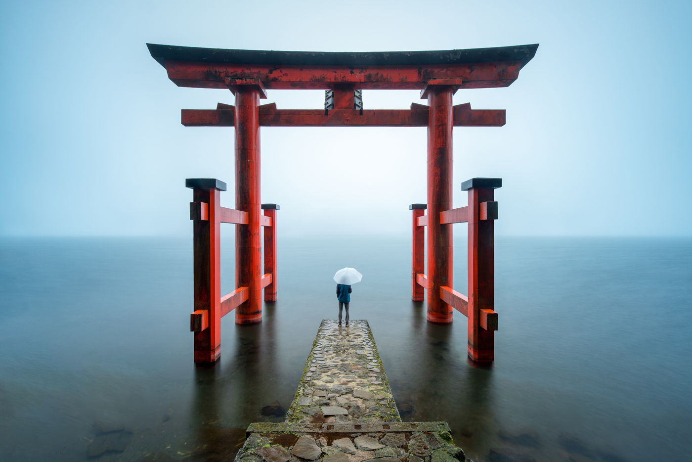 Brama Hakone, Japonia, fotowyprawa, człowiek pod tori, warsztaty fotograficzne