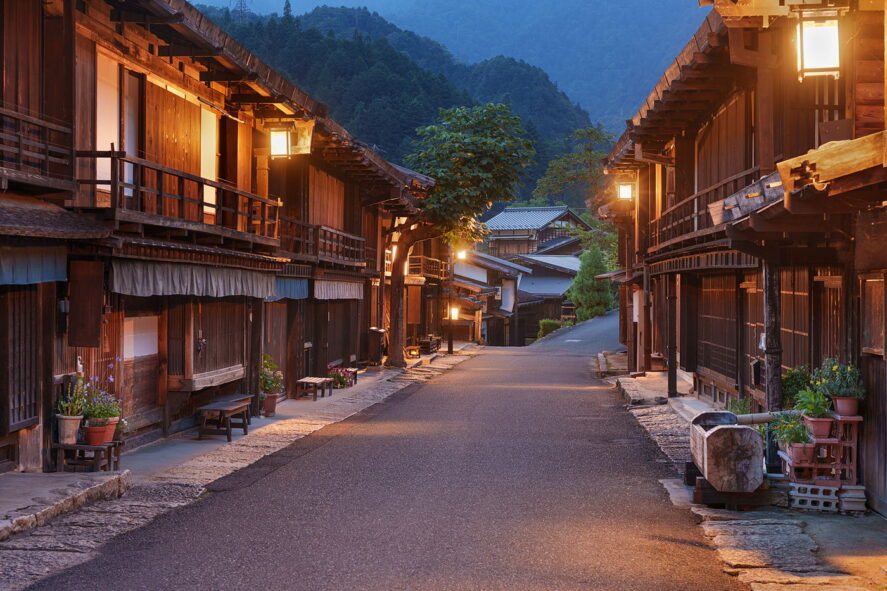 Uliczka z epoki Edo, Japonia, warsztaty fotograficzne, wieczorna fotografia, Narai