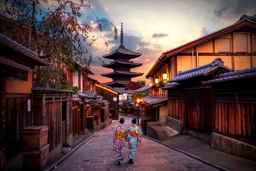 Tradycyjna Japonia: kobiety w kimonach na uliczce w Kioto