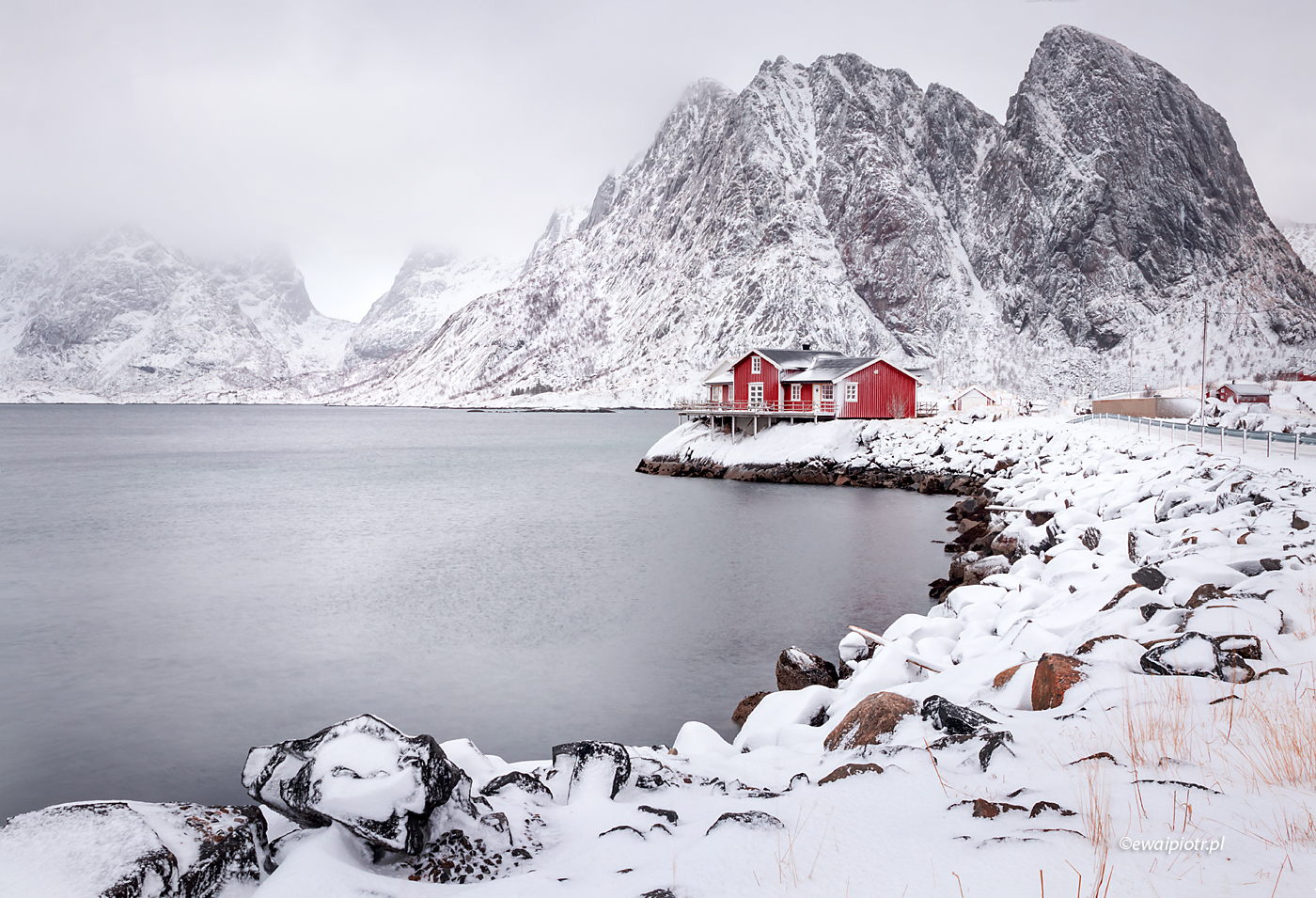 Rorbu w fiordzie, Lofoty, Norwegia, warsztaty fotograficzne, zimowa fotowyprawa