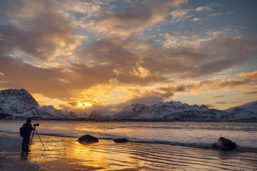 Zachód słońca na Lofotach, Norwegia, fotograf na plaży, fotowyprawa