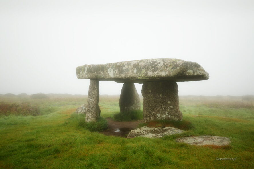 Dolmen we mgle, Kornwalia, fotowyprawa