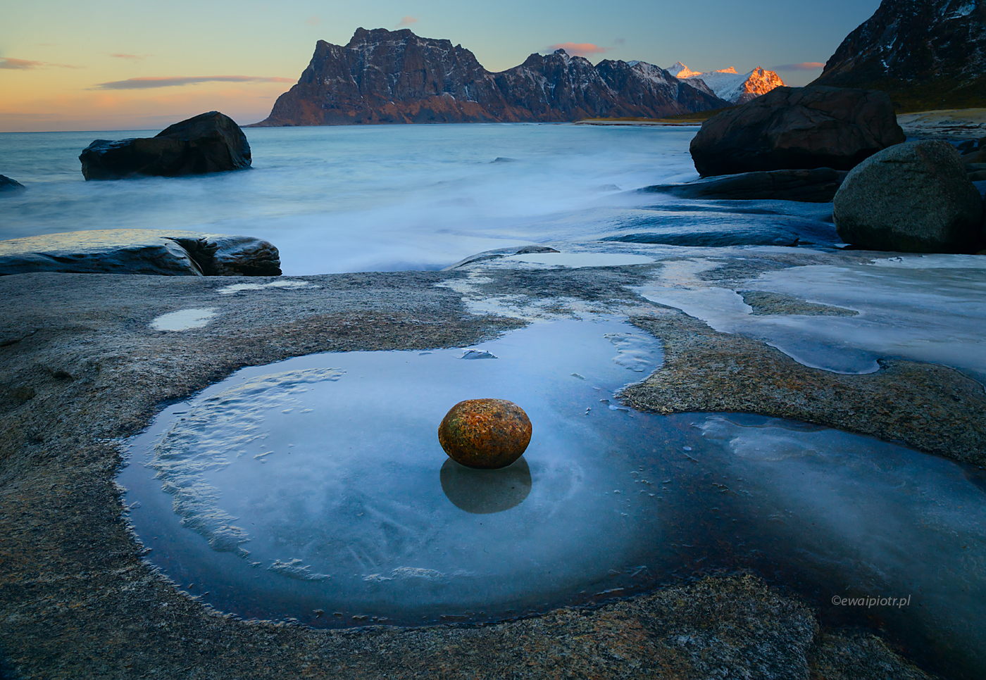 Kamyk z Uttakleiv, Lofoty, Norwegia, fotowyprawa