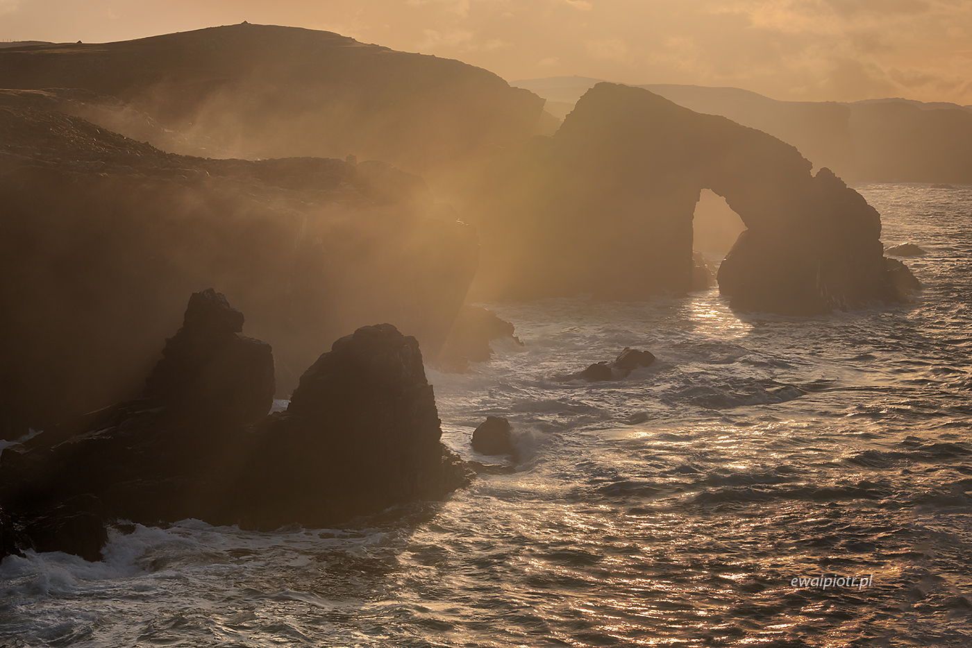 Łuk skalny Stac a'Phris, Lewis and Harris, Szkocja, zachód słońca, fotowyprawa