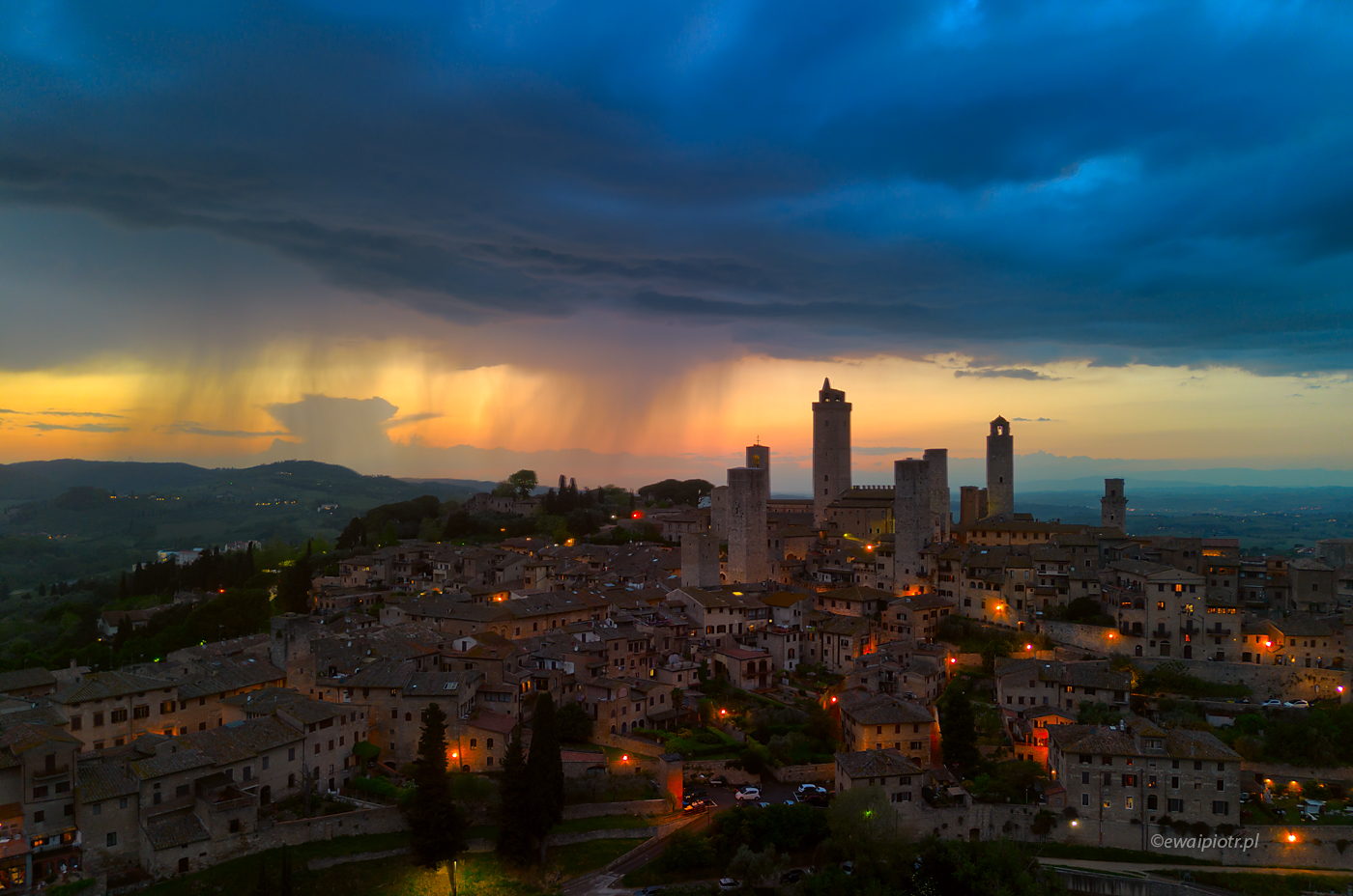 Burza nad San Gimignano, Toskania, Włochy, fotowyprawa