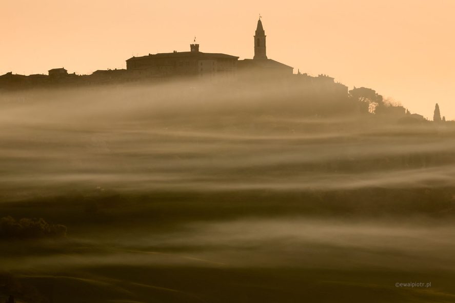 Pienza we mgle, Toskania, wyprawa fotograficzna, Włochy