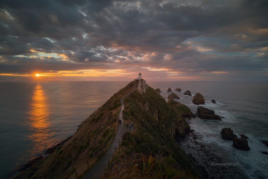 Nugget Point Lighthouse o wschodzie słońca, Nowa Zelandia, fotowyprawa