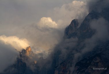 wschód słońca w górach