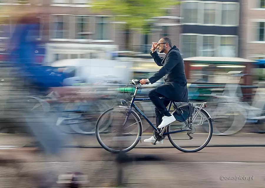 Rowerzysta w pędzie, ruch na fotografii, poradnik panoramowania