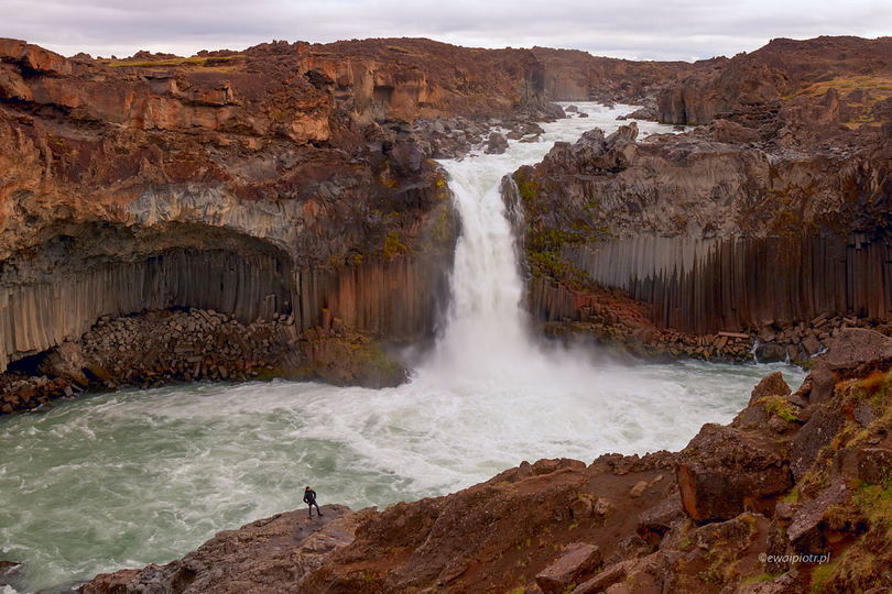 Aldeyjarfoss i człowiek, najładniejsze wodospady Islandii