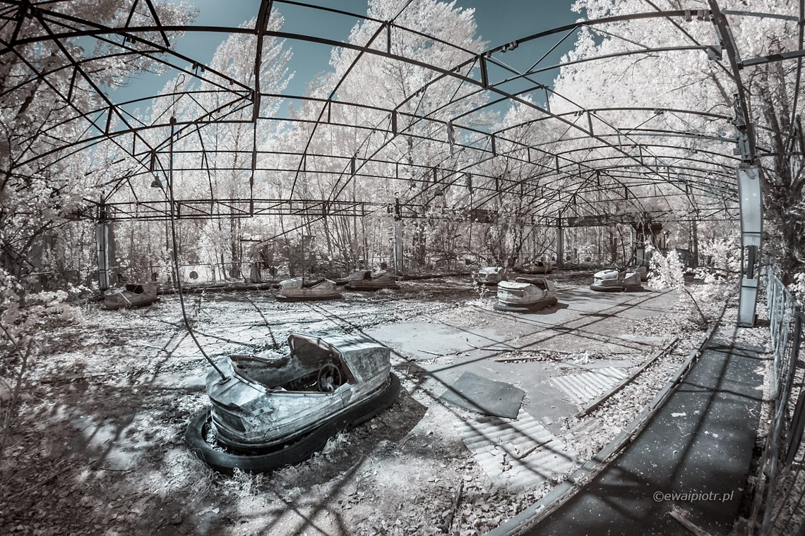 Wesołe miasteczko w Prypeci, fotografia podczerwona, ruiny, urbex