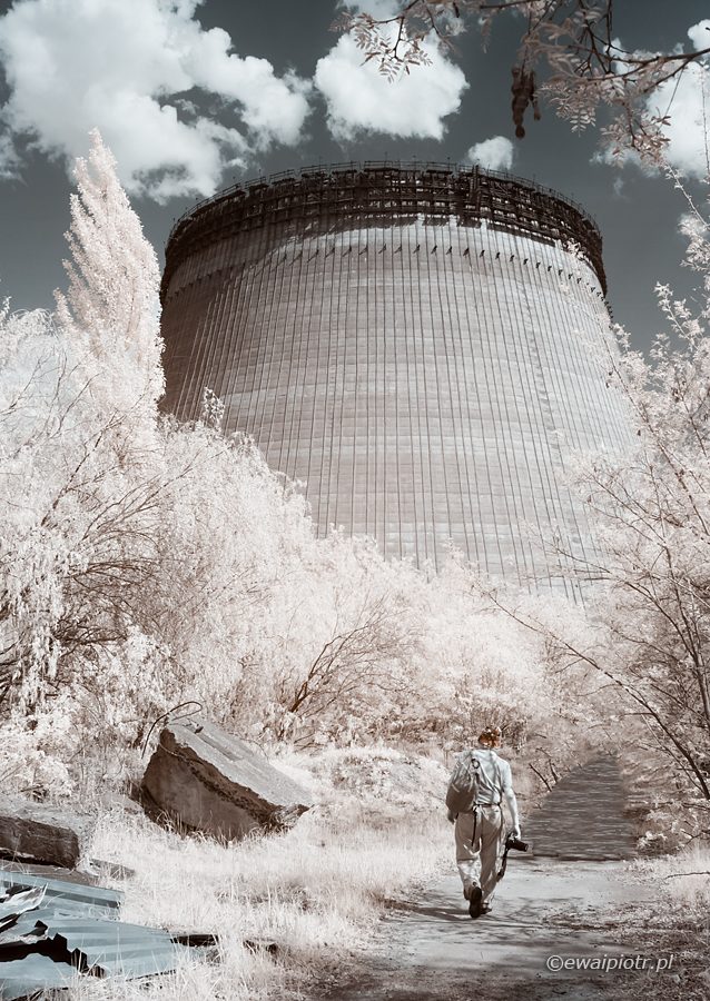 Komin chłodni elektrowni jądrowej, Czarnobyl, fotografia podczerwona
