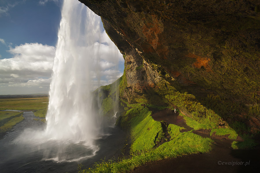 Seljalandsfoss - wodospad, który da się obejść, z tyłu wodospadu, za kurtyną wody, Islandia