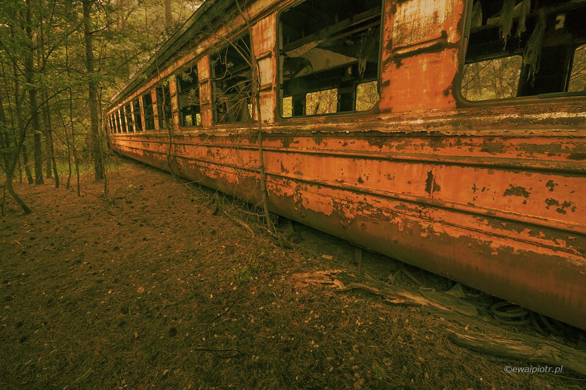 Wrak pociągu na stacji Janów w Prypeci, Strefa Wykluczenia Elektrowni Jądrowej, Czarnobyl