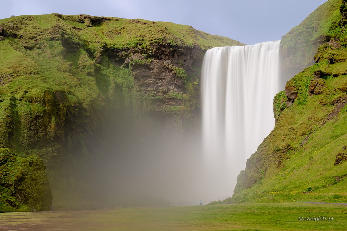 Wodospad Skogafoss, długa ekspozycja, Islandia, rozmyta woda
