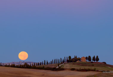 Księżyc nad San Quirico d'Orcia
