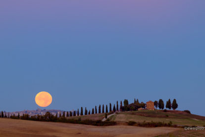 Księżyc nad San Quirico d'Orcia