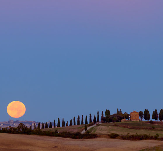 Księżyc nad San Quirico d'Orcia