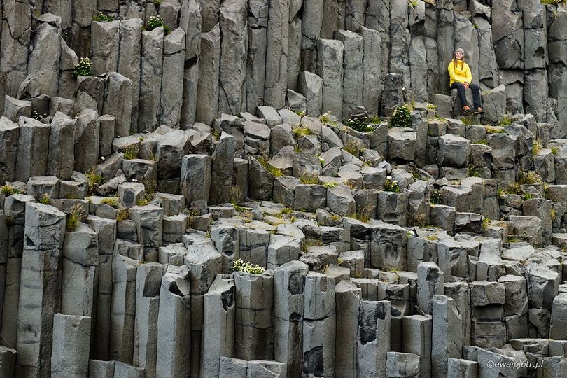 Gdzie umieścić postać, poradnik kompozycji, Islandia, bazaltowe kolumny, dziewczyna w żółtej kurtce