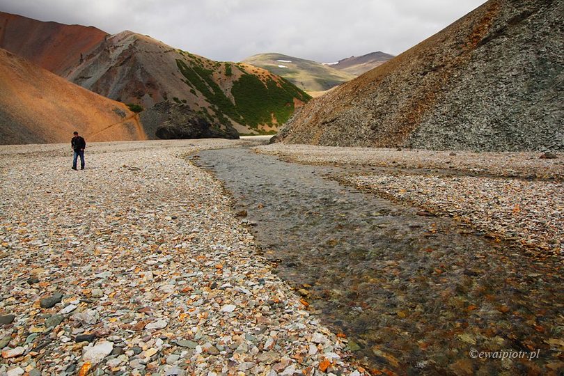 kamienie i strumień, kompozycja w fotografi, Islandia, poradnik fotograficzny