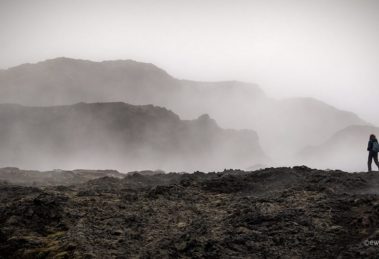 pole lawy, samotny człowiek, kompozycja zdjęcia, mgła, Islandia