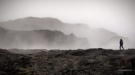 pole lawy, samotny człowiek, kompozycja zdjęcia, mgła, Islandia