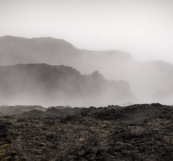 pole lawy, samotny człowiek, kompozycja zdjęcia, mgła, Islandia