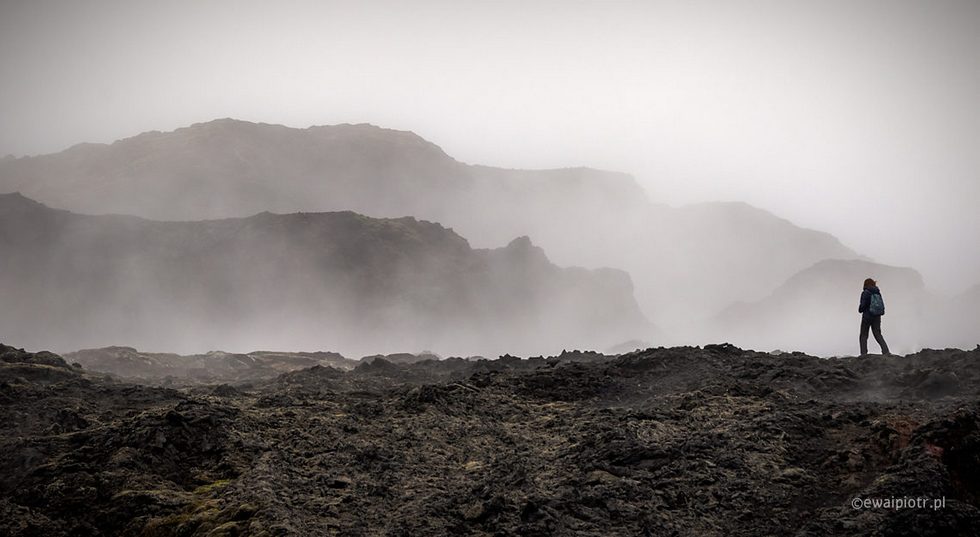 pole lawy, samotny człowiek, kompozycja zdjęcia, mgła, Islandia